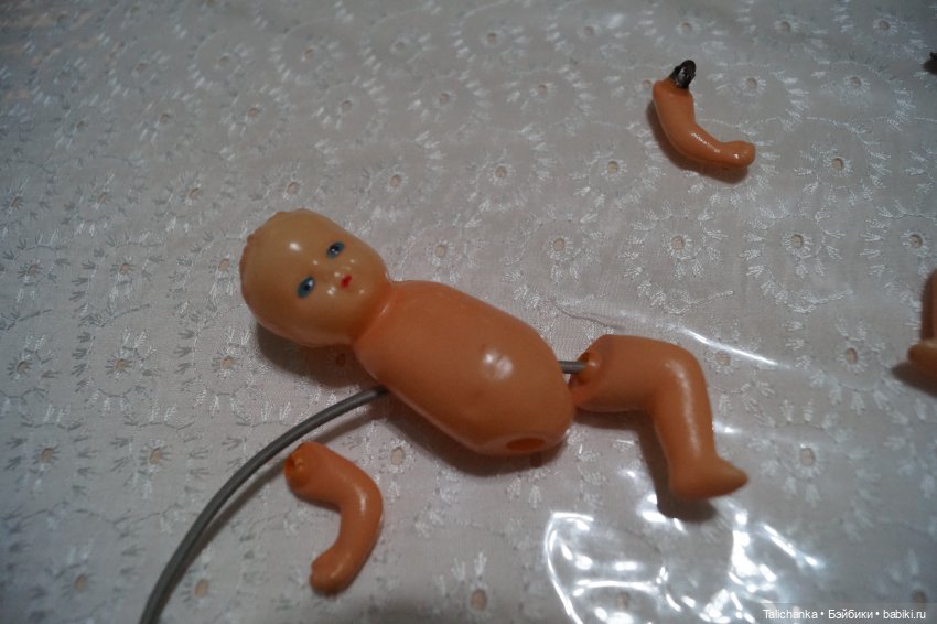 Четвёртая выписка января Паяю ножку ГДРчику и Алёше Ленигрушка Горьковским куколкам поправила волосы и сшила платьица