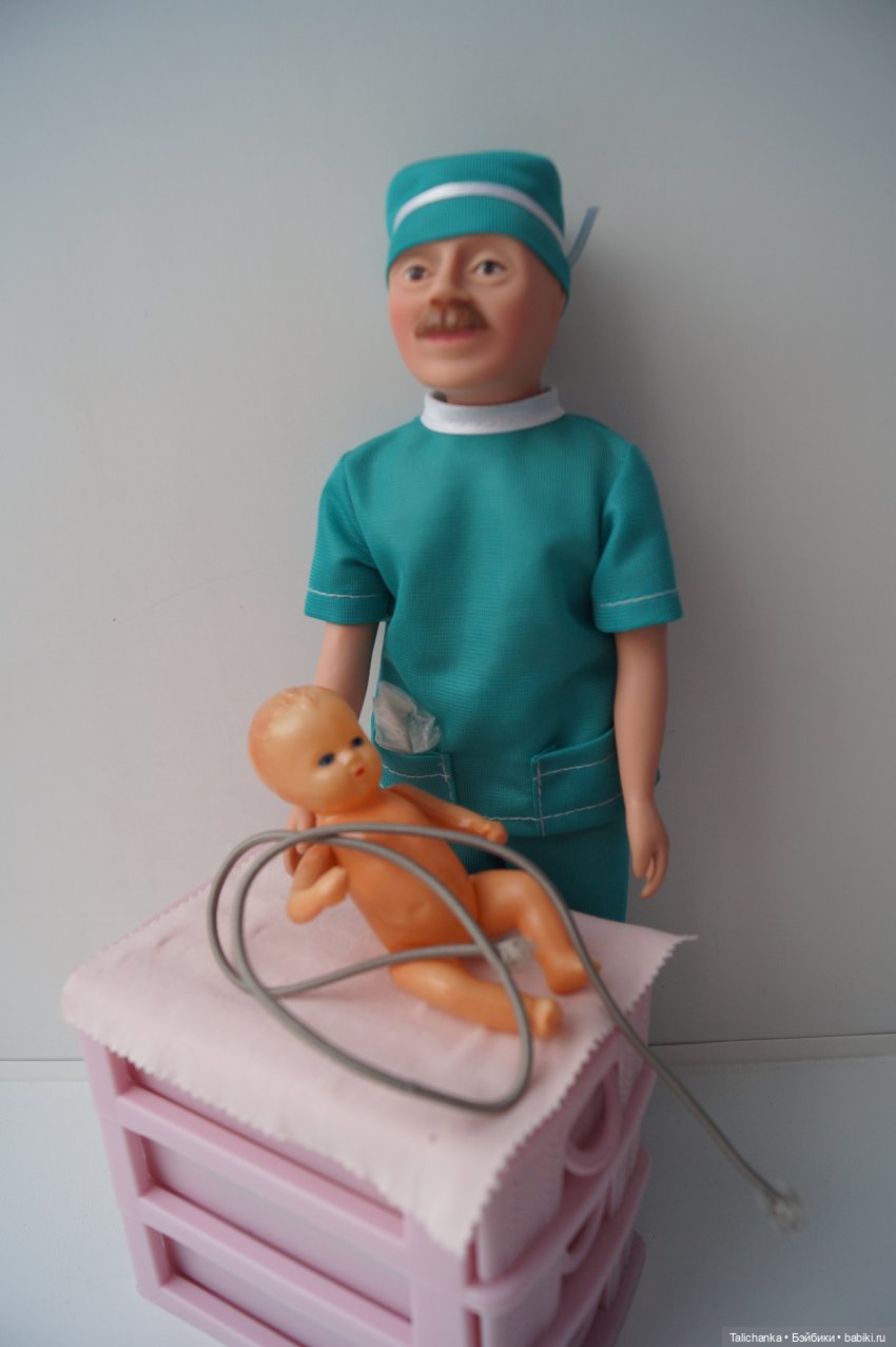 Четвёртая выписка января Паяю ножку ГДРчику и Алёше Ленигрушка Горьковским куколкам поправила волосы и сшила платьица