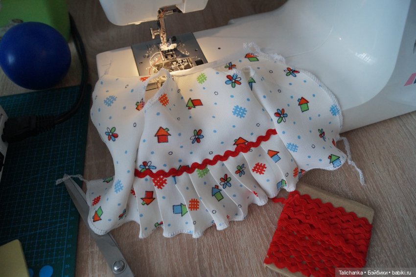 Четвёртая выписка января Паяю ножку ГДРчику и Алёше Ленигрушка Горьковским куколкам поправила волосы и сшила платьица