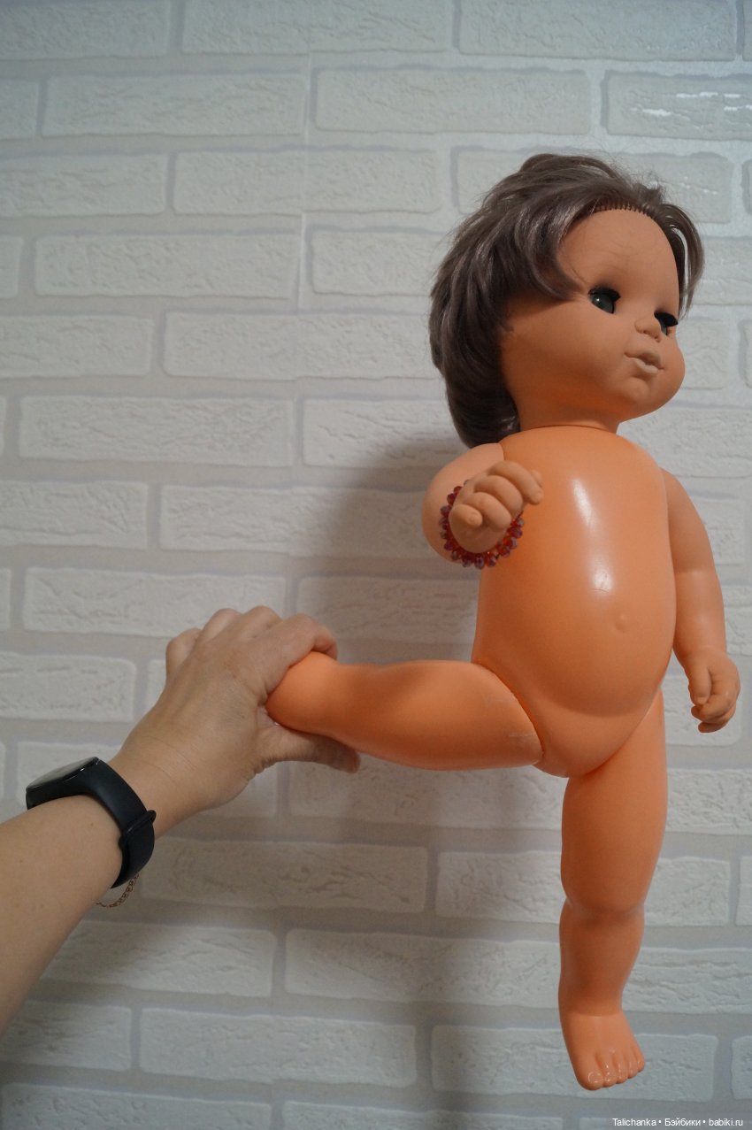 Четвёртая выписка января Паяю ножку ГДРчику и Алёше Ленигрушка Горьковским куколкам поправила волосы и сшила платьица