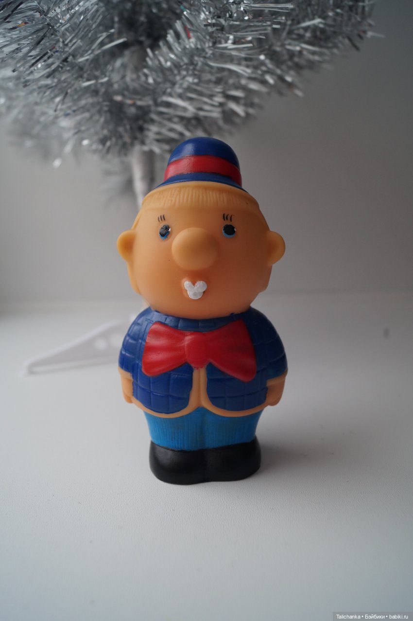 Четвёртая выписка января Паяю ножку ГДРчику и Алёше Ленигрушка Горьковским куколкам поправила волосы и сшила платьица