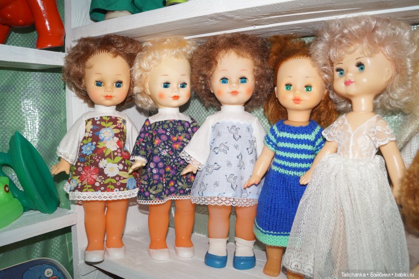 Четвёртая выписка января Паяю ножку ГДРчику и Алёше Ленигрушка Горьковским куколкам поправила волосы и сшила платьица