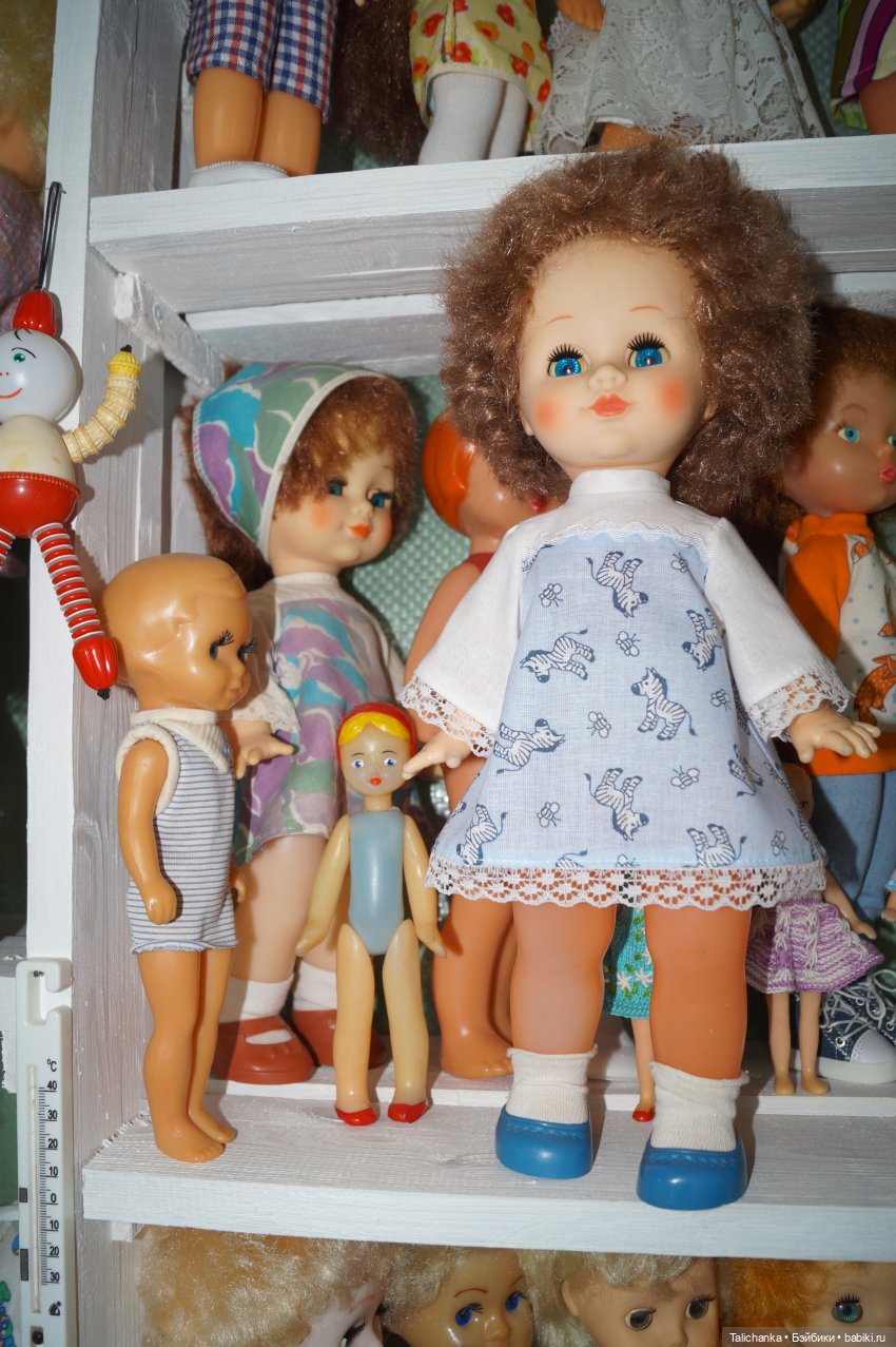 Четвёртая выписка января Паяю ножку ГДРчику и Алёше Ленигрушка Горьковским куколкам поправила волосы и сшила платьица