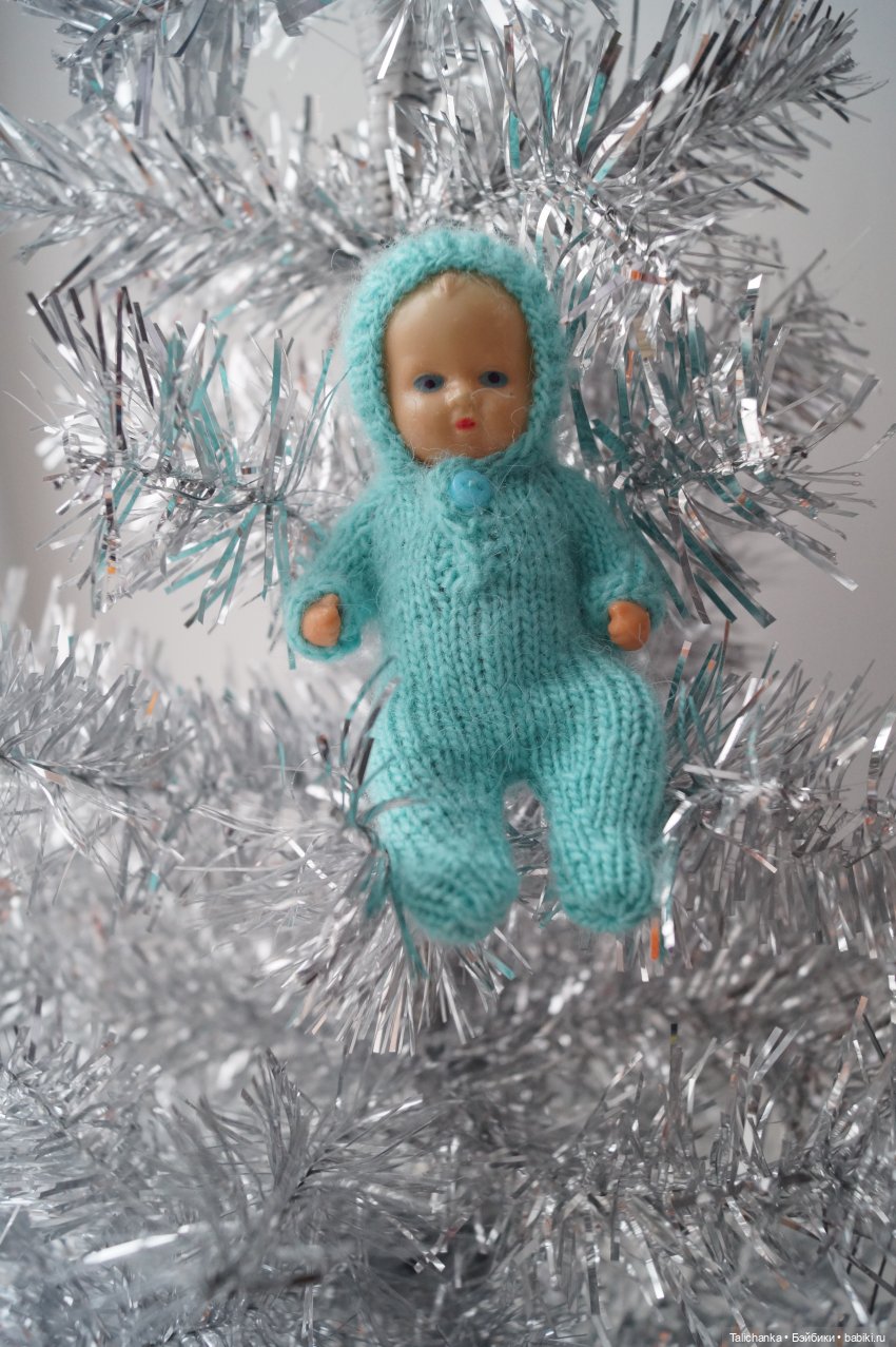 Четвёртая выписка января Паяю ножку ГДРчику и Алёше Ленигрушка Горьковским куколкам поправила волосы и сшила платьица