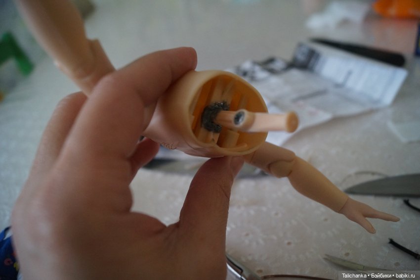 Вторая выписка марта Шурочка ф-ки Победа стала школьницей Снова в работе клей+сода: лечим шейку пупса Ремонт ножек