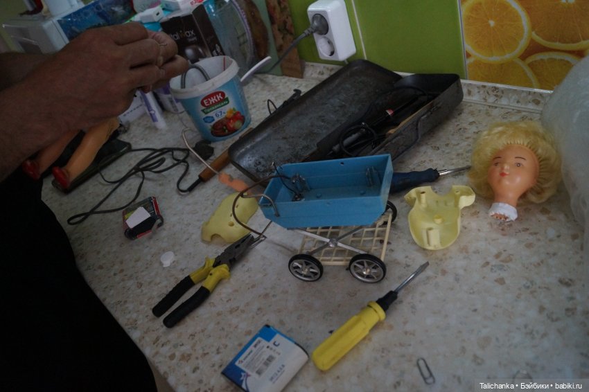 Третья выписка августа Полная прошивка пупсика Замена ткани на руках и ногах Ремонт колеса Молнии Маккуин Наводим красоту