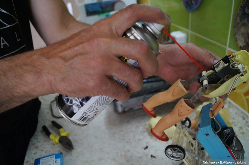 Третья выписка августа Полная прошивка пупсика Замена ткани на руках и ногах Ремонт колеса Молнии Маккуин Наводим красоту