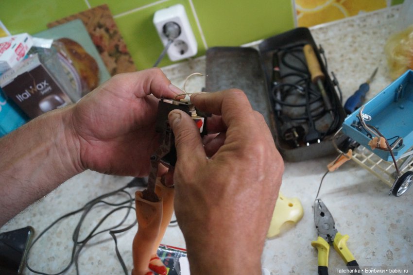 Третья выписка августа Полная прошивка пупсика Замена ткани на руках и ногах Ремонт колеса Молнии Маккуин Наводим красоту