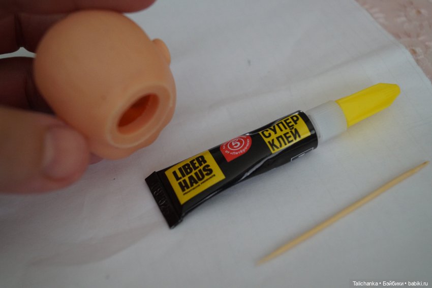 Первая выписка апреля. Реанимирую волосы Мериды. Как подклеить разрыв глазницы у пупса. Чиним деревянного Незнайку СССР.