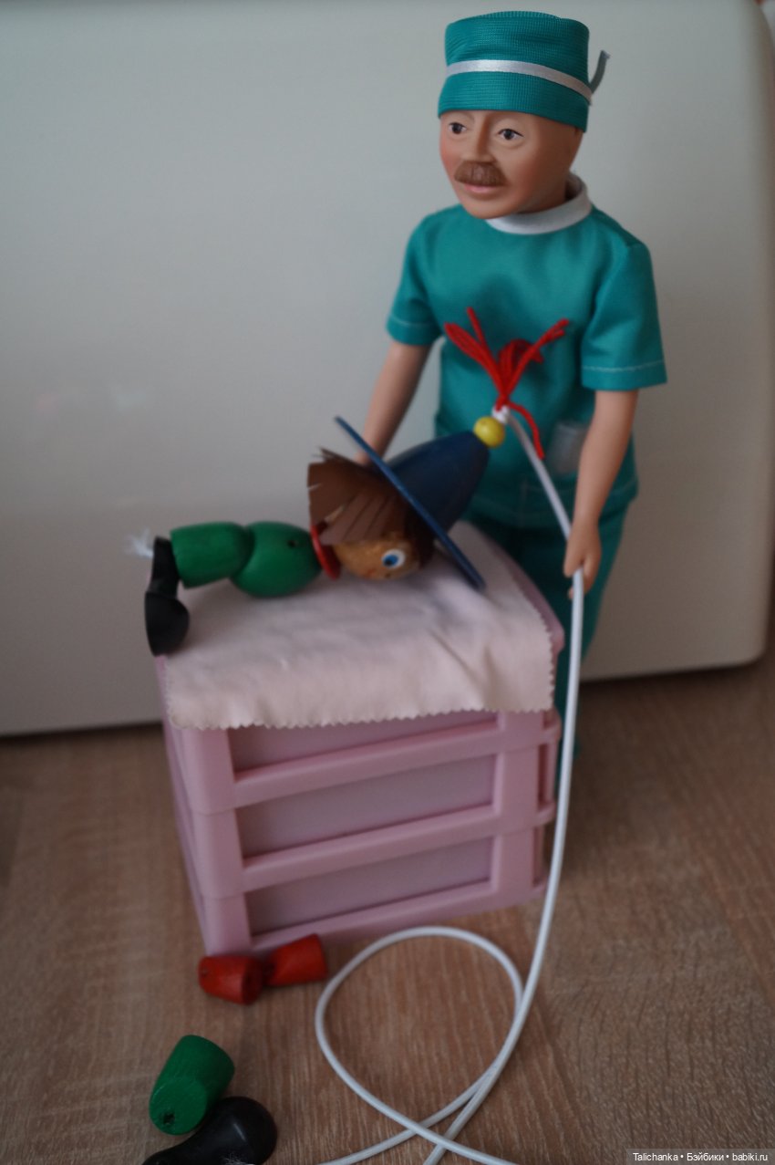 Первая выписка апреля. Реанимирую волосы Мериды. Как подклеить разрыв глазницы у пупса. Чиним деревянного Незнайку СССР.