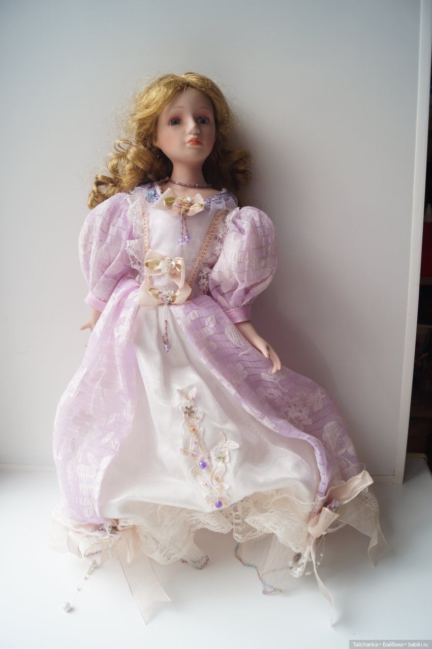 Вторая выписка апреля. Приводим в порядок фарфоровую куклу. Снова клеим разрыв шеи резинового пупса. Чистим и чиним