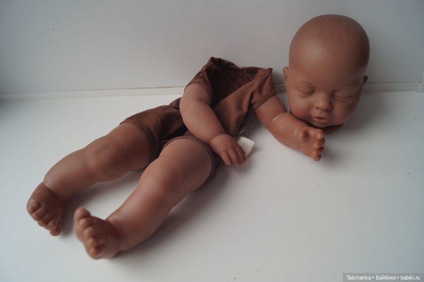 Вторая выписка апреля. Приводим в порядок фарфоровую куклу. Снова клеим разрыв шеи резинового пупса. Чистим и чиним