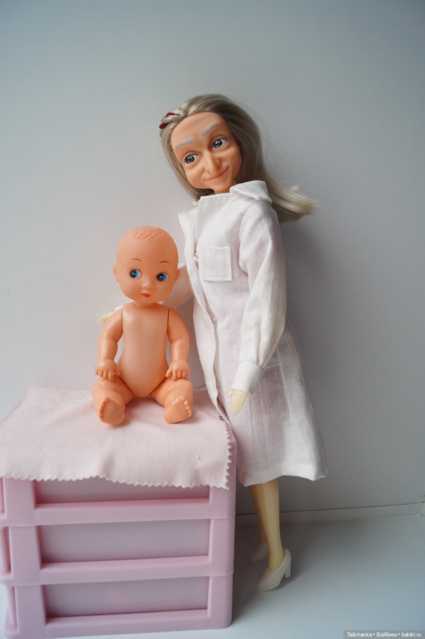 Вторая выписка апреля. Приводим в порядок фарфоровую куклу. Снова клеим разрыв шеи резинового пупса. Чистим и чиним