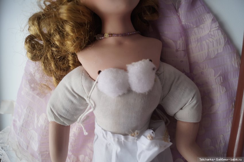 Вторая выписка апреля. Приводим в порядок фарфоровую куклу. Снова клеим разрыв шеи резинового пупса. Чистим и чиним