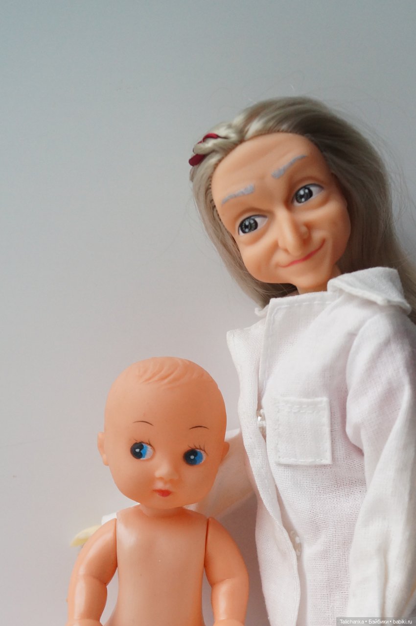 Вторая выписка апреля. Приводим в порядок фарфоровую куклу. Снова клеим разрыв шеи резинового пупса. Чистим и чиним