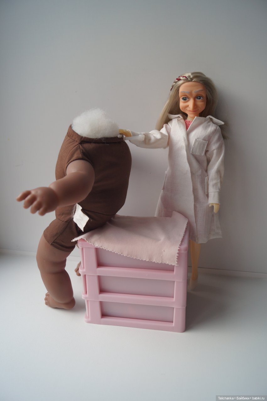 Вторая выписка апреля. Приводим в порядок фарфоровую куклу. Снова клеим разрыв шеи резинового пупса. Чистим и чиним