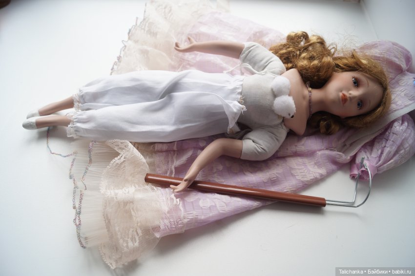 Вторая выписка апреля. Приводим в порядок фарфоровую куклу. Снова клеим разрыв шеи резинового пупса. Чистим и чиним