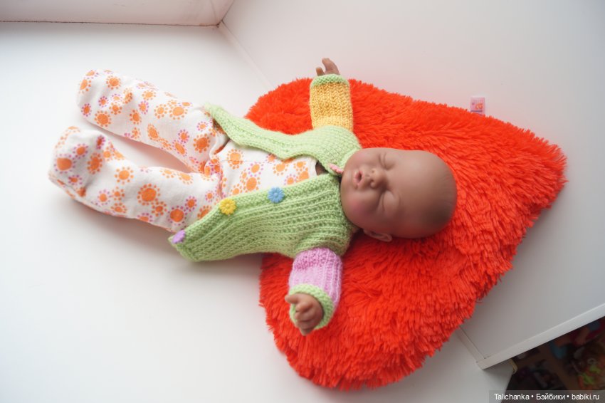 Вторая выписка апреля. Приводим в порядок фарфоровую куклу. Снова клеим разрыв шеи резинового пупса. Чистим и чиним