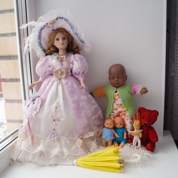 Вторая выписка апреля. Приводим в порядок фарфоровую куклу. Снова клеим разрыв шеи резинового пупса. Чистим и чиним плюшевого Мишутку