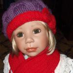 Скоро осень, пора холодов ...Мариэтта позирует в шапочках.