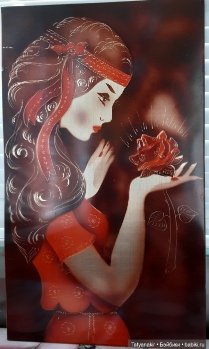 Девушка с розой в первый весенний день