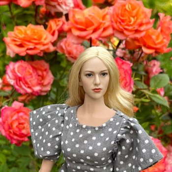 Блондинка в цветах.