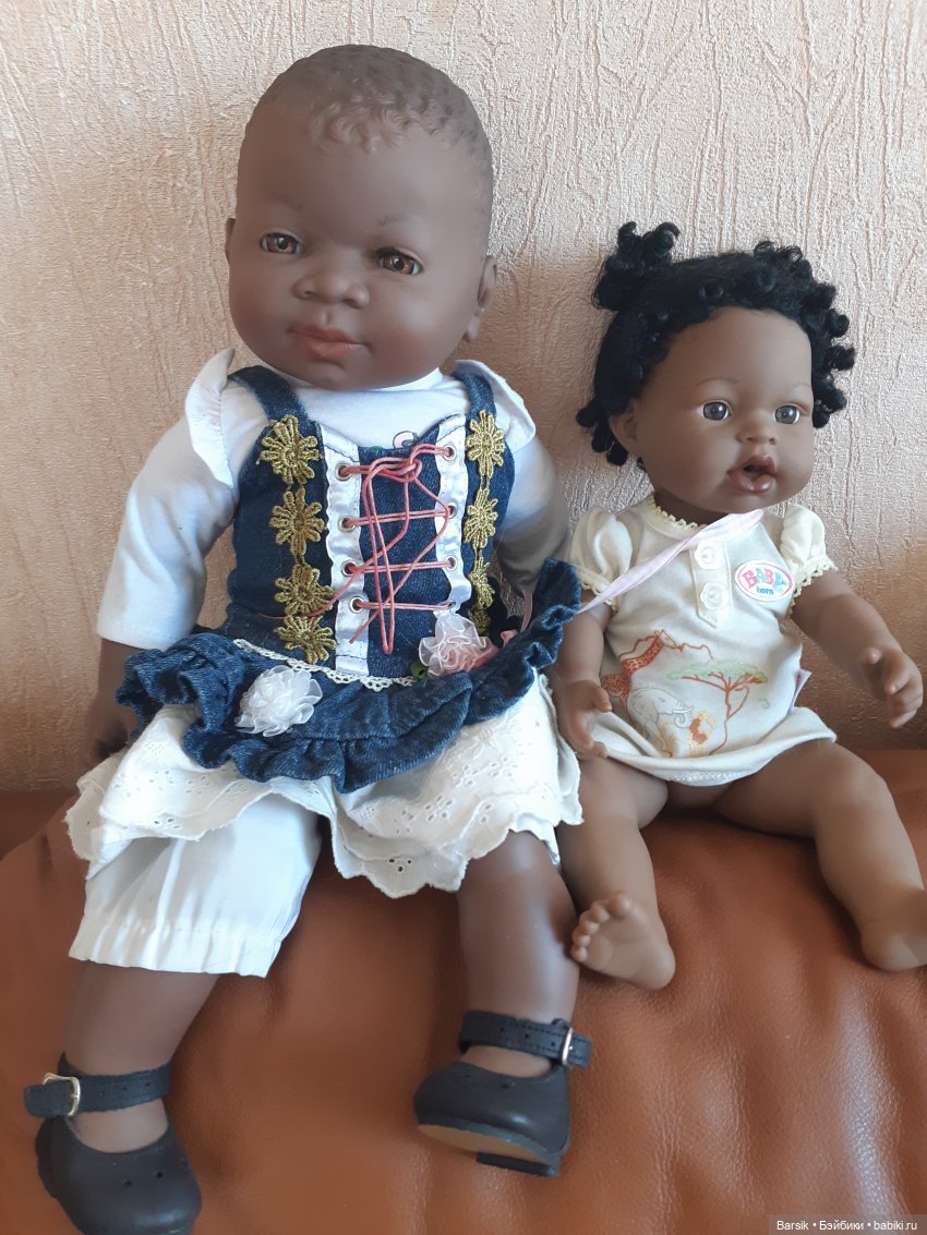 Мы к вам с сестричкой. У нее было бархатное плате и малыш с рисованными глазками, сидит с малышней отдельно