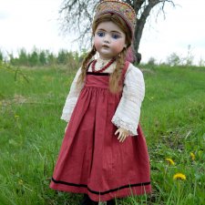 Старый сад и старая антикварная кукла