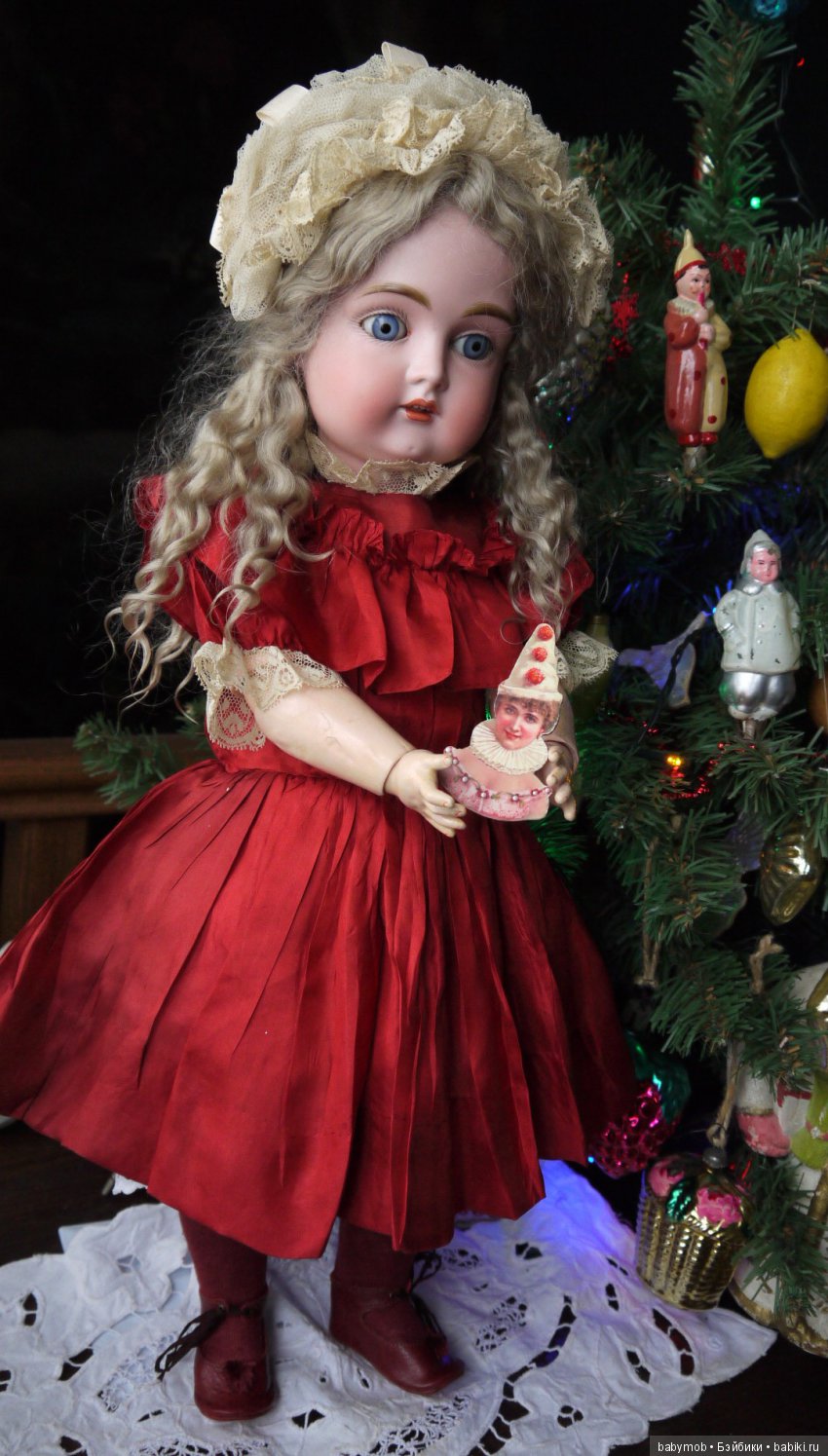 У елки — Антикварные куклы Kestner (Кестнер) JDK: Хильда