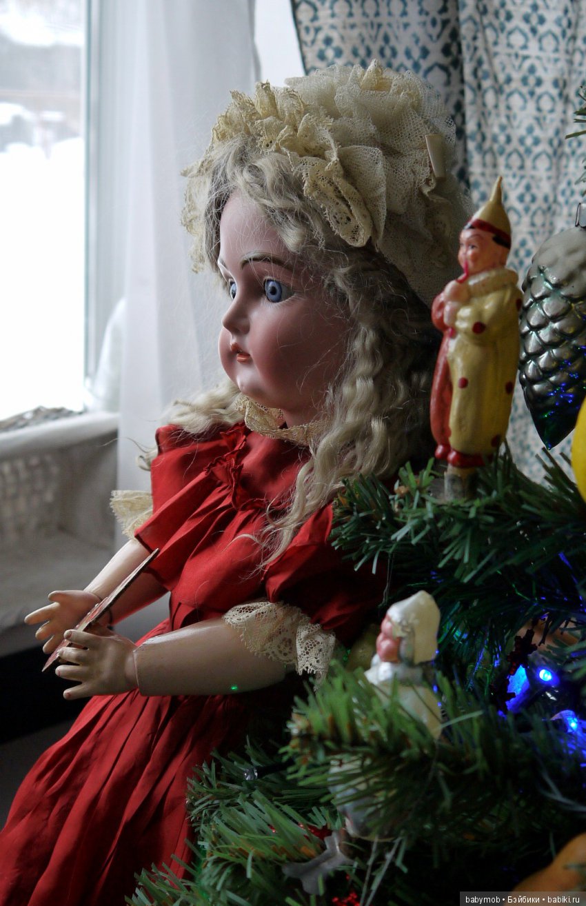 У елки — Антикварные куклы Kestner (Кестнер) JDK: Хильда (фото 3)