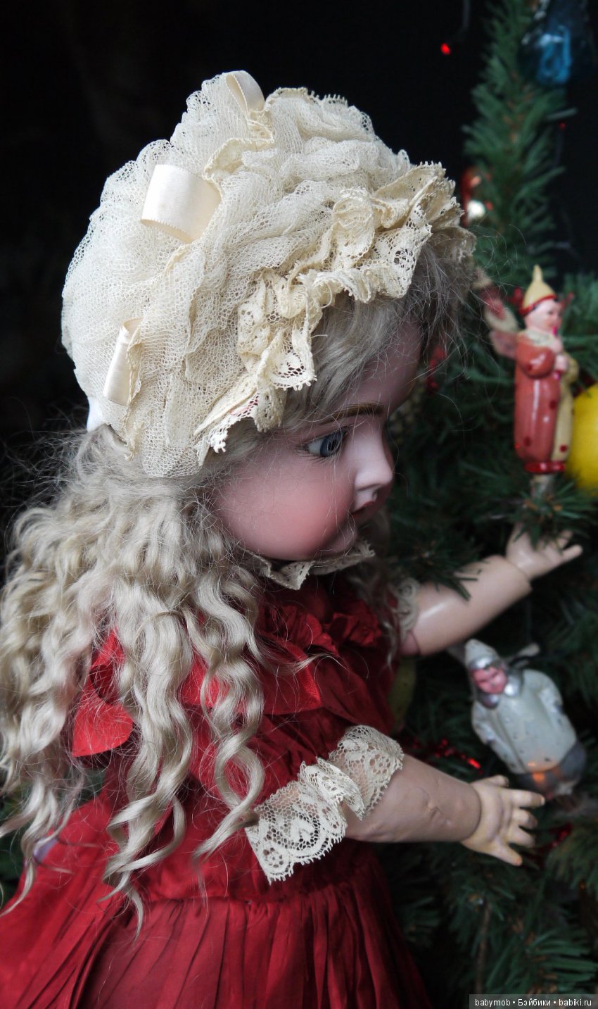 У елки — Антикварные куклы Kestner (Кестнер) JDK: Хильда (фото 2)