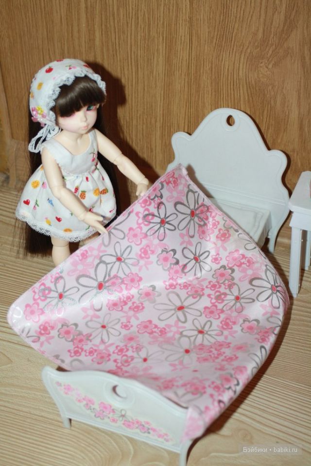 Заправляем кроватку.