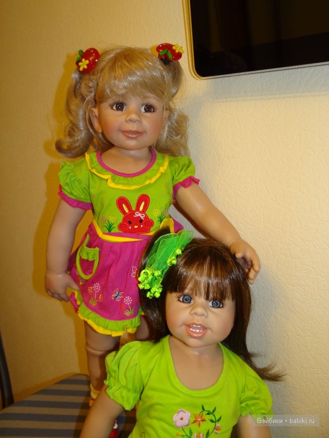 Блондинка и брюнетка от Моники Левениг