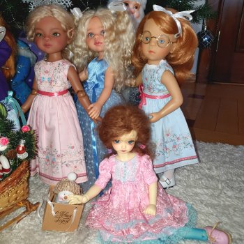 Девчушки под елочкой или Ёлка, прощай