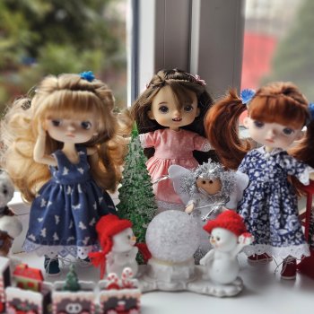 Три непоседы  у  окна.