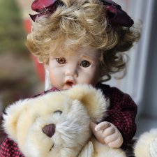 Любопытная Пенни с мишкой.