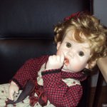 Забавная маленькая девочка с медвежонком.