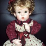 Забавная маленькая девочка с медвежонком.