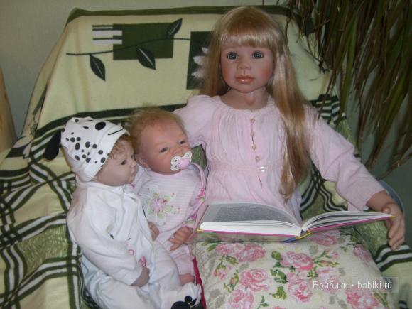 Теперь Варенька читает сестричкам сказки