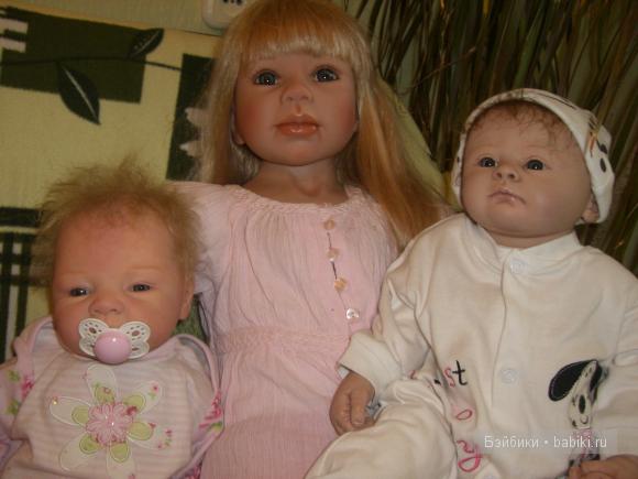 Малышки сразу забрались к ней на "ручки"))