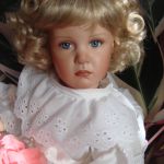 Надменная Эмма? Нет, просто красивая кукла!