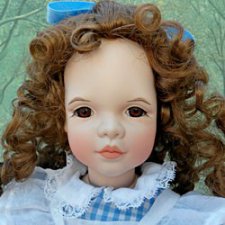 Прекрасная кукла Gwendolyn со своим любимым зайчиком