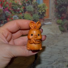 Зайчик-подвеска из дерева
