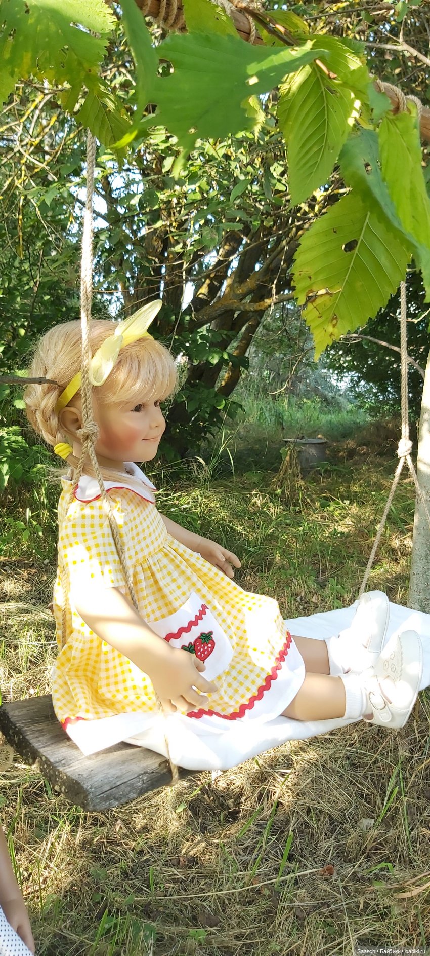 "Во дворе скрипят качели..."