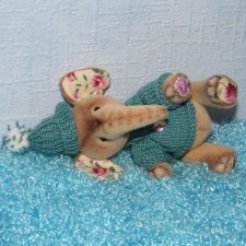 И теперь уже второй слоненок...  и снова девочка