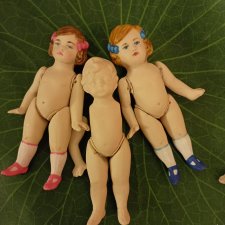 Маленькие куколки из фарфора.
