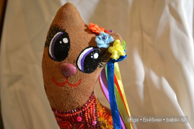 Котейка из замши и бисера