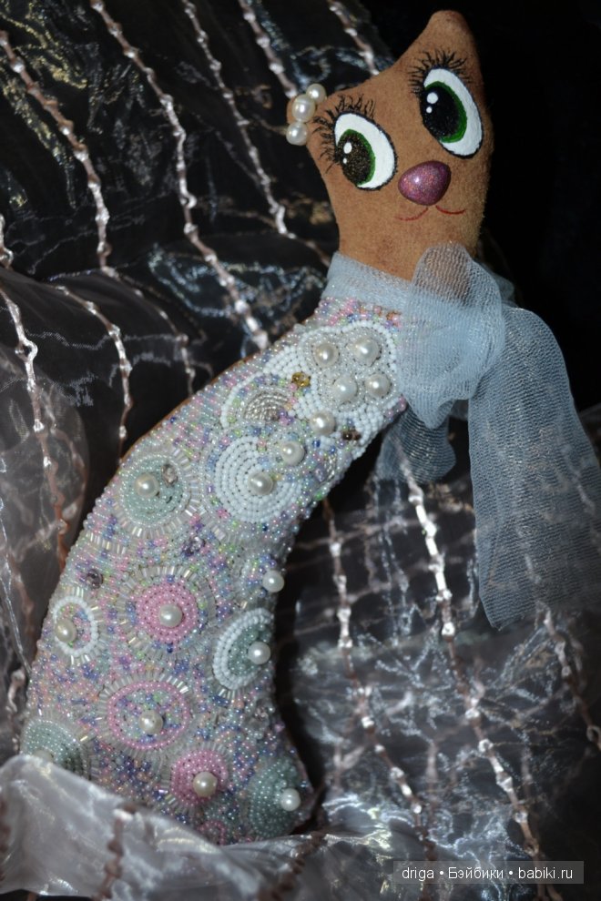 Кошка"Жемчуженка",кожа,замша,жемчуг,горный хрусталь,бисер