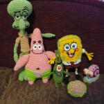 Кто проживает на дне океана? Губка Боб и компания игрушек вязанных крючком