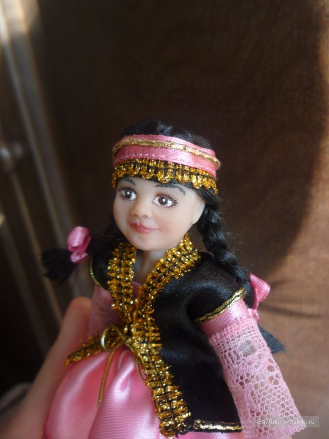Новая куколка из пластики - девочка в национальном костюме (фото 9)